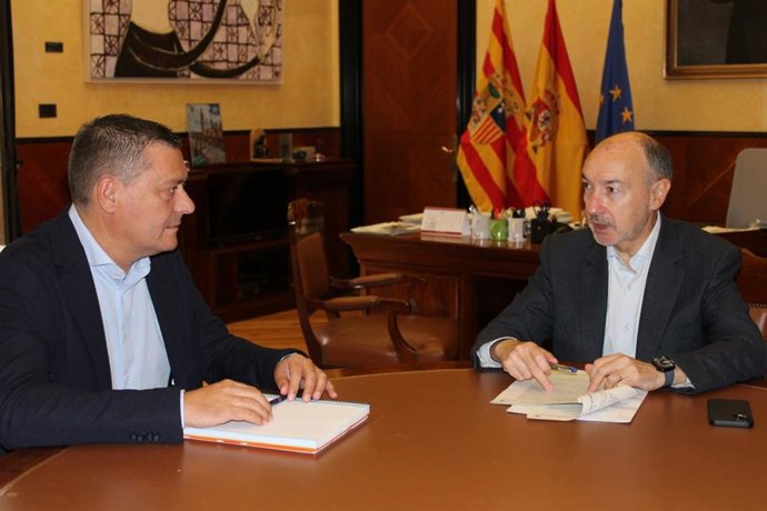 El alcalde de San Esteban de Litera, Fernando Sabés, con el delegado del Gobierno en Aragón, Fernando Beltrán.
