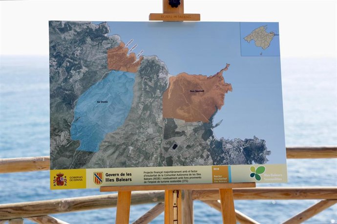 Mapa de las fincas adquiridas expuesto en el mirador de Cala Mesquida.