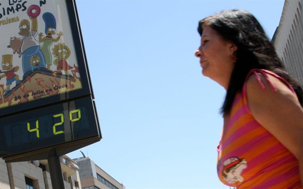 Archivo - Termómetro con temperaturas altas en Sevilla