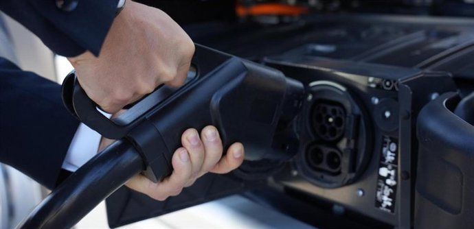 Endesa y Aedive abordan los retos de la tramitación de puntos de recarga de vehículos eléctricos