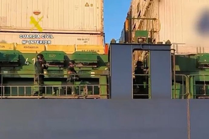Agentes de la Guardia Civil en el buque portacontenedores con cocaína.
