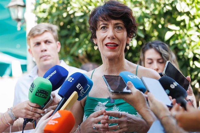 La ministra de Inclusión, Elma Saiz, atiende a los medios en Granada