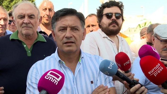 El secretario regional de UPA, Julián Morcillo, en primero plano, y el presidente regional de Asaja, José María Fresneda, a la izquierda