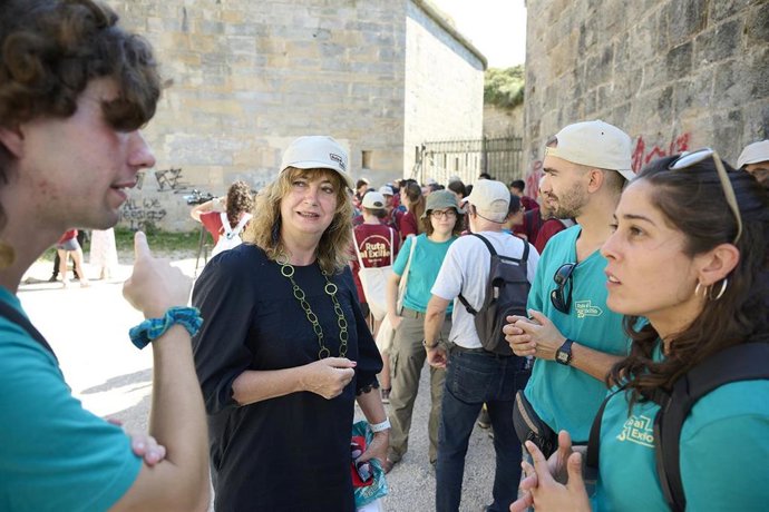 La vicepresidenta segunda y consejera de Memoria y Convivencia, Acción Exterior y Euskera, Ana Ollo, mantiene un encuentro en el Fuerte de San Cristóbal con un grupo de jóvenes que participan en la Ruta del Exilio.