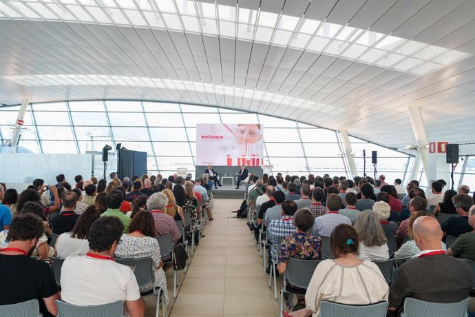 Ikerbasqueko 200 ikertzaile bildu dira sinergiak bilatu eta ikerketan aurrera egiteko