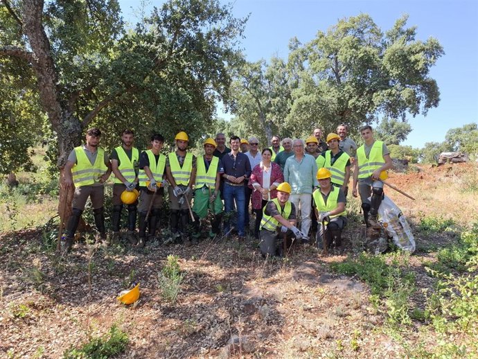 Alumnado de la Escuela del Corcho impulsada por el Gobierno andaluz