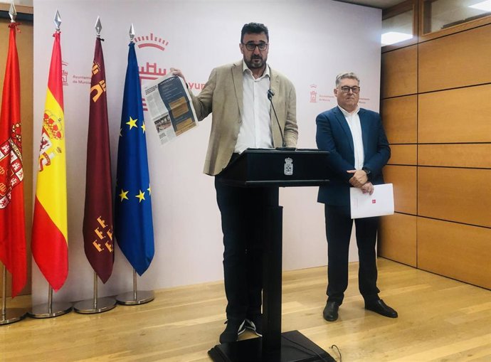 Archivo - El portavoz del Grupo Municipal Socialista en el Ayuntamiento de Murcia, Ginés Ruiz, acompañado del edil Andrés Guerrero, en rueda de prensa muestra la programación de un periódico por el 1200 años de la fundación de Murcia