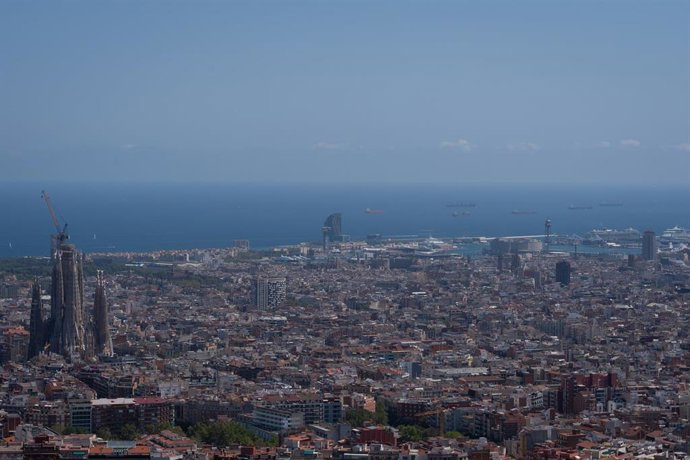 Archivo - Vista panorámica de Barcelona, con La Basílica de la Sagrada Familia al fondo, a 5 de agosto de 2024, en Barcelona, Catalunya (España).
