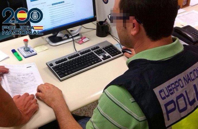 Un agente de la Policía Nacional, durante la investigación desarrollada en el marco de la operación contra el fraude en contratos laborales.