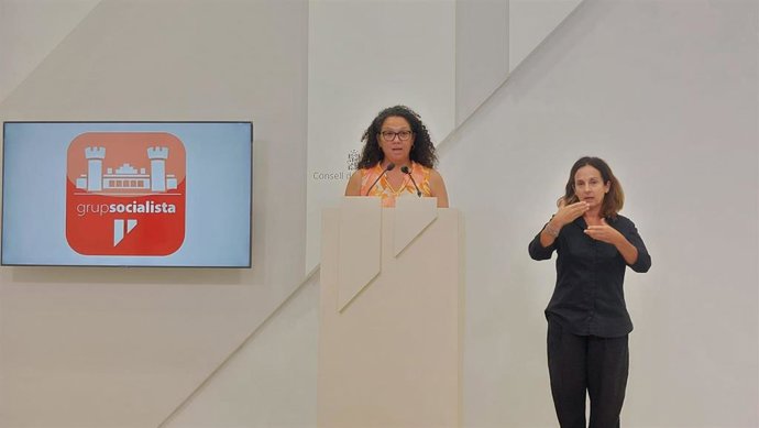 La portavoz del PSIB en el Consell de Mallorca, Catalina Cladera, en rueda de prensa.
