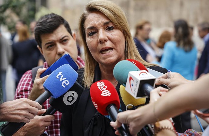 Archivo - Arxiu - La consellera d'Igualtat, Susana Camarero, oferix declaracions als mitjans