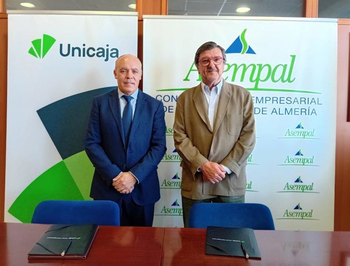 El director territorial de Andalucía Oriental de Unicaja, Juan Cayuela, y el presidente de Asempal, Cecilio Peregrín, tras la firma del acuerdo de patrocinio.