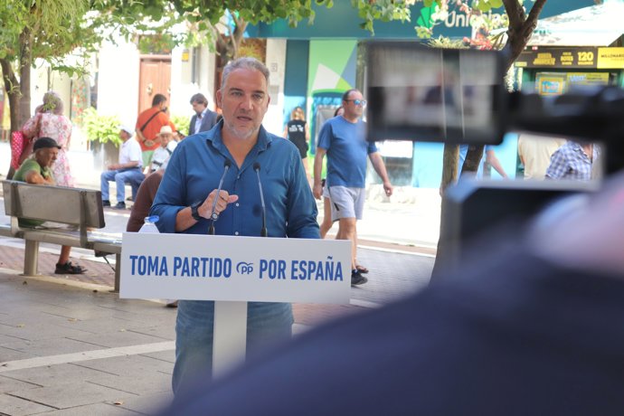 El vicesecretario del PP, Elías Bendodo, en rueda de prensa en Estepona.
