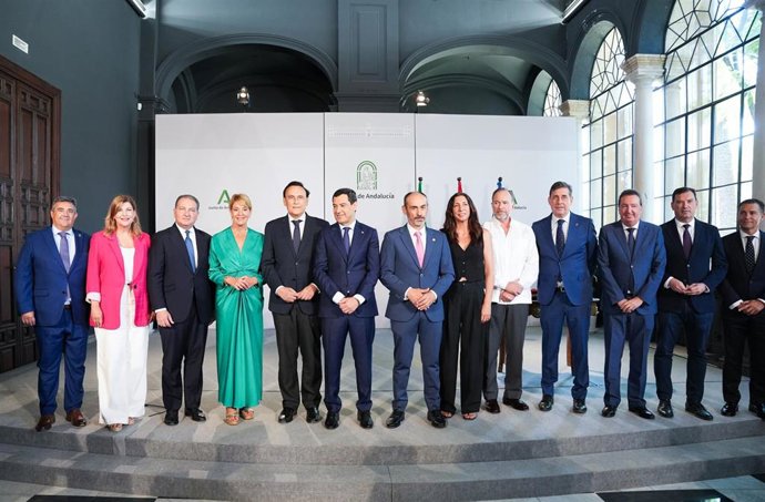 El presidente de la Junta de Andalucía, Juanma Moreno (6i), y el nuevo rector de la Universidad de Huelva, José Rodríguez Quintero (6d), en la foto de familia durante el acto de toma de posesión. A 17 de julio de 2025, en Sevilla (Andalucía, España). 