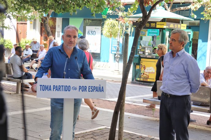 El vicesecretario de Coordinación Autonómica, Local y Análisis Electoral del PP, Elías Bendodo, y el alcalde de Estepona, José María García Urbano, en rueda de prensa.