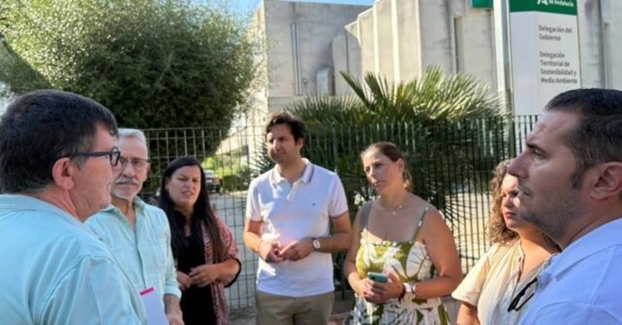 Alcaldes y alcadesas socialistas, junto a la Delegación de la Junta en Huelva.