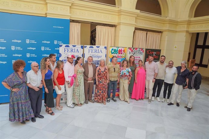 La Concejala Delegada De Servicios Operativos, Playas Y Fiestas, Teresa Porras, Presenta Las Actuaciones Artísticas De La Feria De Málaga 2025, Acompañada De Artistas Participantes.