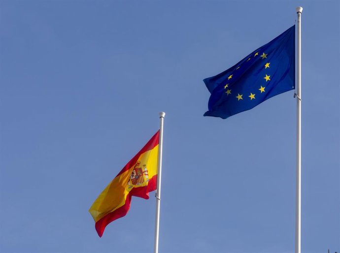 Archivo - Las banderas de España y de la Unión Europea