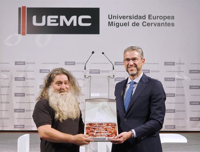 El viticultor berciano Raúl López recoge el galardón de manos del rector de la UEMC.