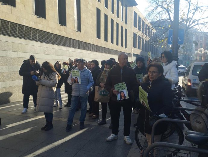 Archivo - Familiares y el entorno de Esther López se concentra a las puertas de los juzgados de Valladolid para reclamar justicia.