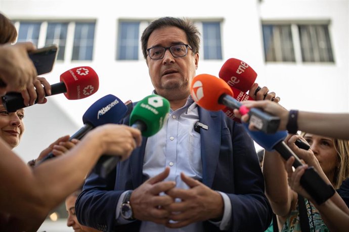 El ministro para la Transformación Digital y de la Función Pública, Óscar López, atiende a los medios de comunicación a su llegada al acto de presentación de las iniciativas RedIA y RedIA salud.