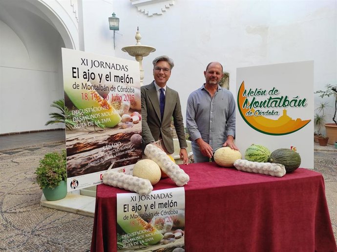 Andrés Lorite (izda.) y Miguel Ruz en la presentación de las XI Jornadas del Ajo y del Melón de Montalbán.