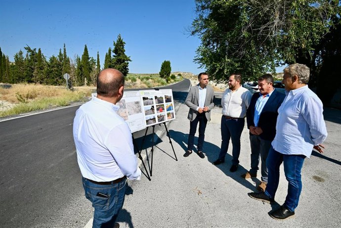 El presidente de la Diputación de Granada, Francis Rodríguez (4d), en la visita de este jueves