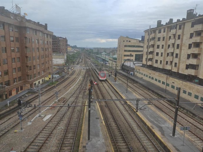 Archivo - Vías de tren en Oviedo