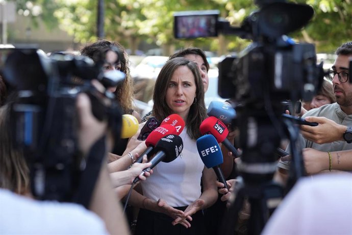 La secretaria general de Podemos, Ione Belarra, atiende a los medios de comunicación ante el Parlament de Catalunya.