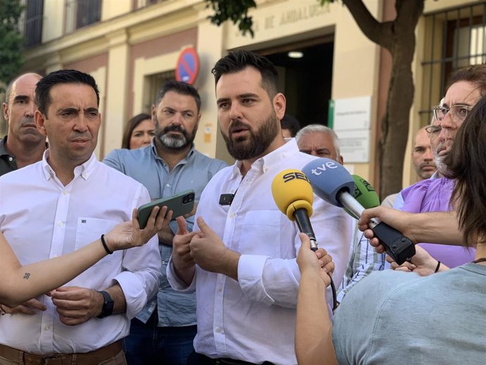 El secretario adjunto de Organización del PSOE-A, Alejandro Moyano, atiende a los medios en Sevilla.