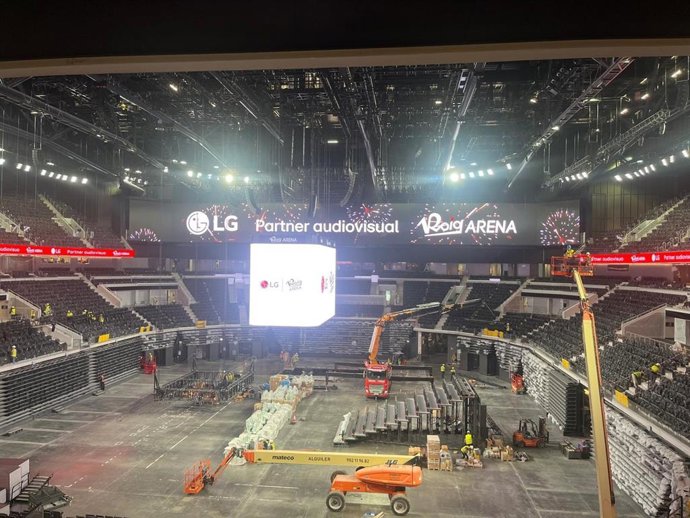 Instalación de pantallas en el Roig Arena de València