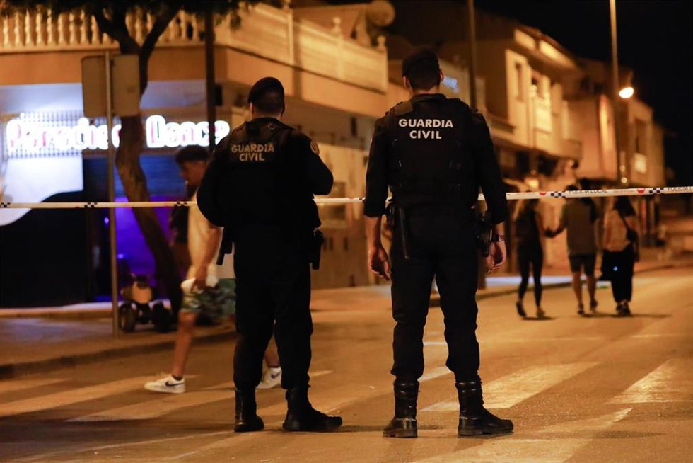 Varios agentes de la Guardia Civil controlan los accesos durante una manifestación no autorizada y promovida por grupos de ultraderecha en redes sociales, a 15 de julio de 2025, en Torre Pacheco, Murcia (España). A raíz de la agresión a un anciano el pa