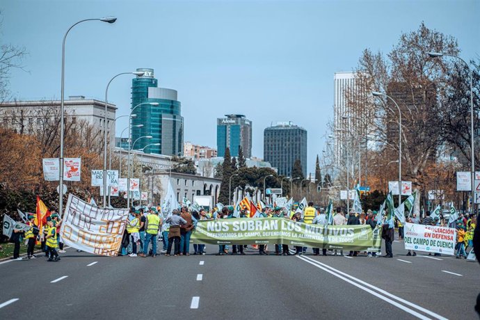 Archivo - Decenas de personas durante una nueva jornada de protestas de agricultores y ganaderos,