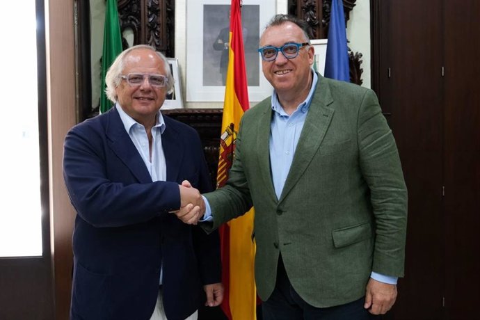 El consejero de Turismo y Andalucía Exterior de la Junta de Andalucía, Arturo Bernal, y el presidente del Instituto para la Calidad Turística Española y la Sostenibilidad (Ictes), Miguel Mirones.