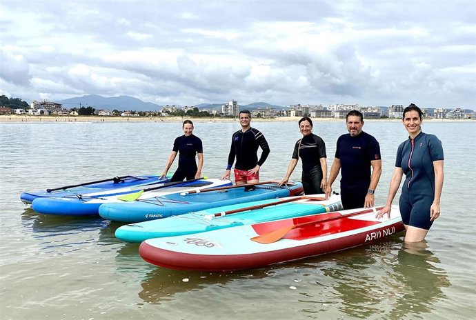 La rectora de la UC y parte de su equipo en una sesión de paddle surf en Laredo