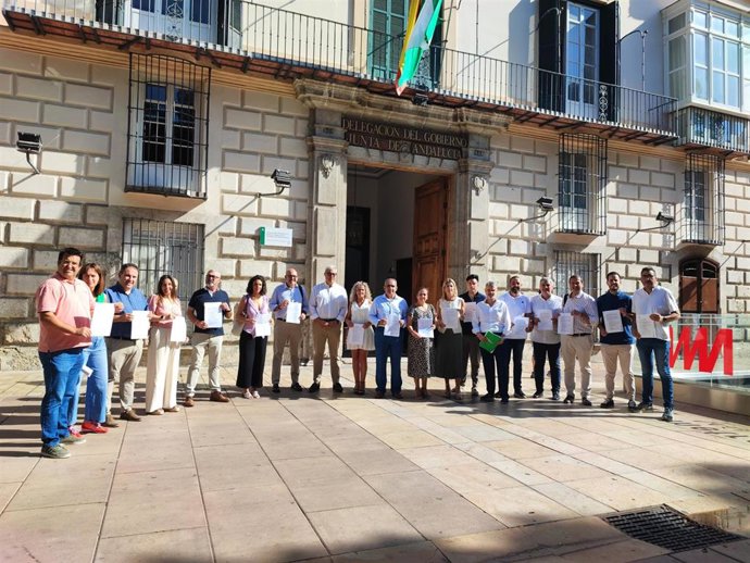 Alcaldes y alcaldesas socialistas frente a la delegación de la Junta de Andalucía en Málaga.