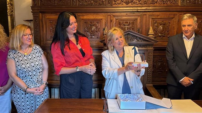 La rectora de Unizar, Rosa Bolea, ha visitado el Ayuntamiento de Huesca.