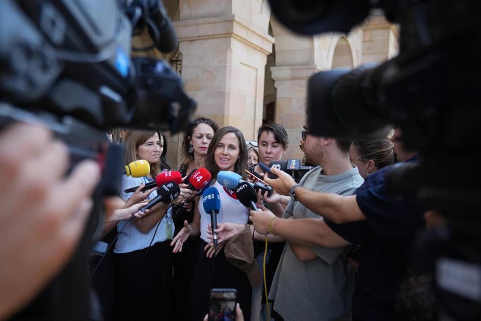 La secretaria general de Podemos, Ione Belarra, atiende a los medios de comunicación ante el Parlament de Catalunya, a 17 de julio de 2025, en Barcelona, Catalunya (España). Belarra ha comentado temas de actualidad política como lo ocurrido en el munici
