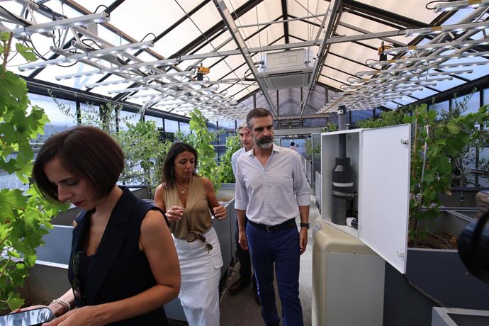 Fernández-Pacheco, durante su visita al Ifapa de Córdoba.