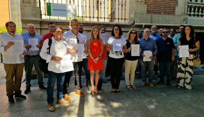 Alcaldes y alcaldesas socialistas de la provincia de Almería, frente a la sede del Gobierno andaluz.