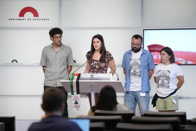 La portavoz de Prou Complicitat amb Israel, Alys Samson (2i), interviene durante una rueda de prensa, en el Parlament de Catalunya.