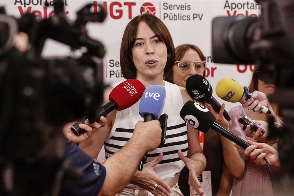 La secretaria general del PSPV-PSOE, Diana Morant, atiende a los medios de comunicación