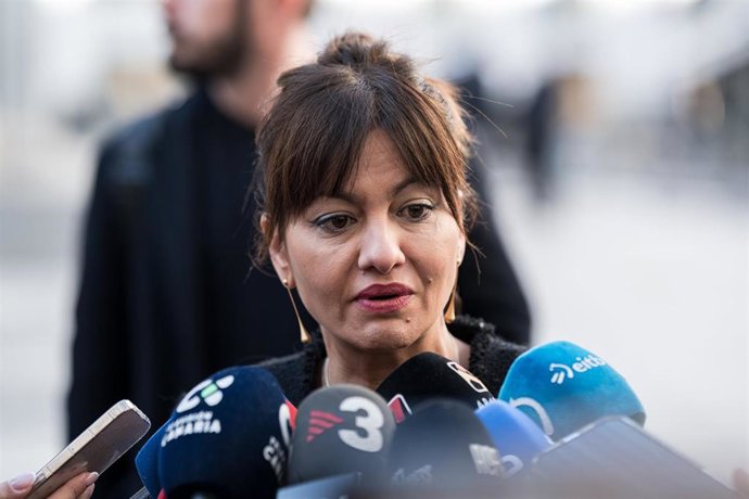 Archivo - La ministra de Juventud e Infancia, Sira Rego, atiende a los medios de comunicación a su llegada a una reunión en la Delegación del Gobierno de Canarias en Madrid, a 5 de diciembre de 2024, en Madrid (España). El Gobierno central, el canario y e