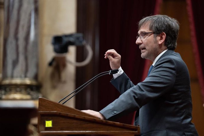 Archivo - El conseller de Política Lingüística, Francesc Xavier Vila, durante el pleno del Parlament de Catalunya, a 20 de mayo de 2025, en Barcelona