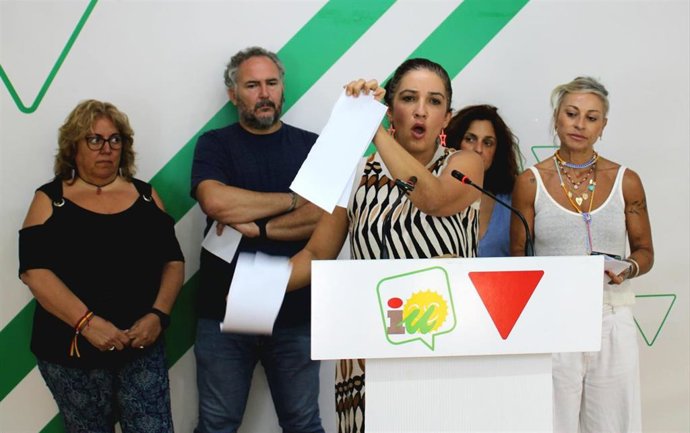 La coordinadora provincial de IU Málaga, Toni Morillas, rompe la sentencia del juzgado de Granada que obliga al hijo de Juana Rivas a volver a regresar con su padre a Italia el próximo 22 de julio.