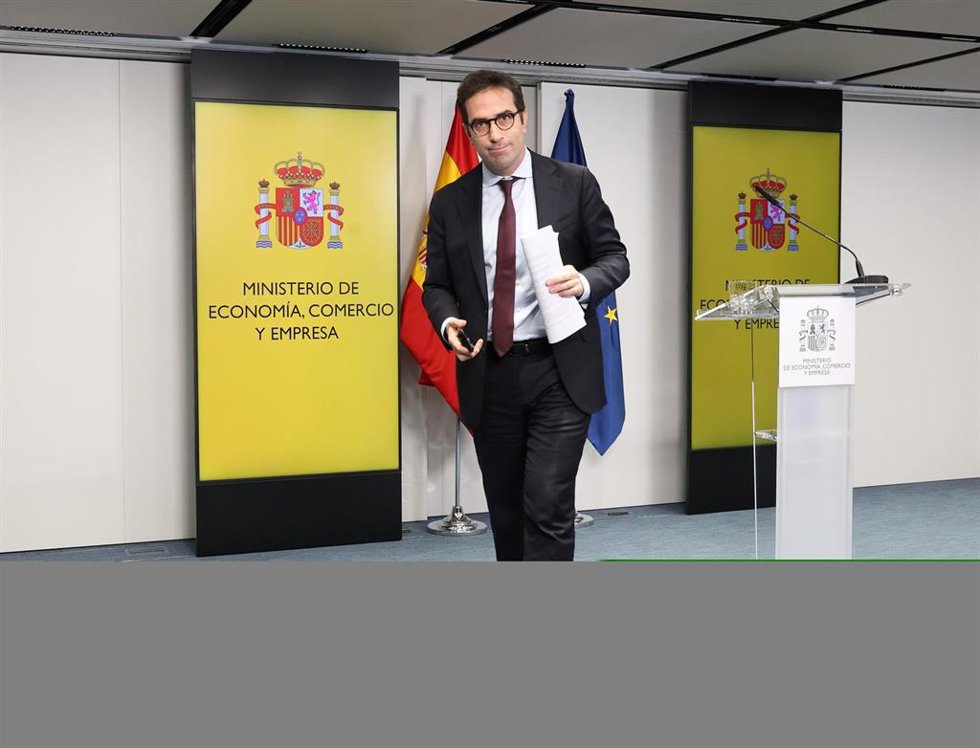 El ministro de Economía, Comercio y Empresa, Carlos Cuerpo, ofrece declaraciones a los medios tras la reunión con las patronales de las entidades bancarias y cajas de ahorro, las asociaciones de mayores y usuarios financieros, así como con el Defensor d