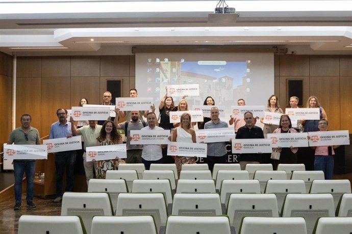 Entrega de distintivos de las Oficinas de Justicia Municipales de la provincia de Cáceres