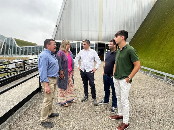 El PP visita el polideportivo de Langreo.