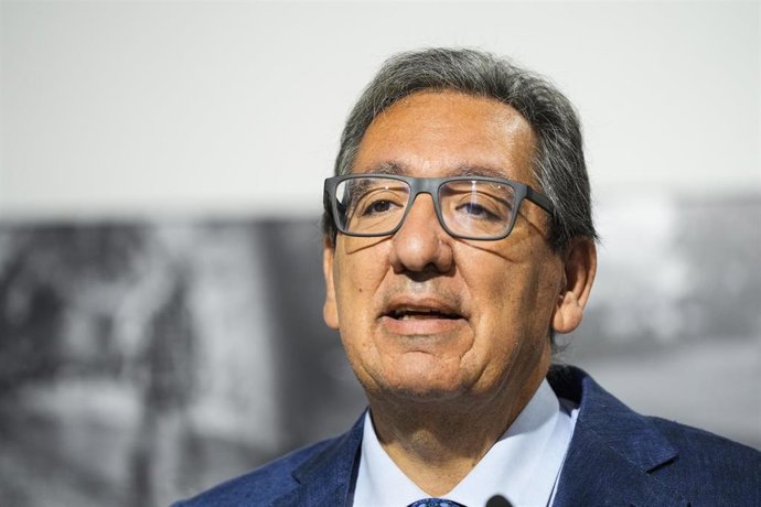 Archivo - El presidente de la Fundación Cajasol, Antonio Pulido, durante la inauguración de la exposición 'World Press Photo 2025' en la Fundación Cajasol.