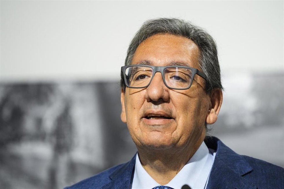 Archivo - El presidente de la Fundación Cajasol, Antonio Pulido, durante la inauguración de la exposición 'World Press Photo 2025' en la Fundación Cajasol.